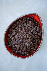 Kawa ziarna w misce ceramicznej