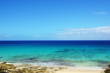 Obraz premium Tropical beach, azure ocean water and blue sky. Paradise landscape.