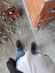 Lavori in corso nel cantiere edile in estate - architetto