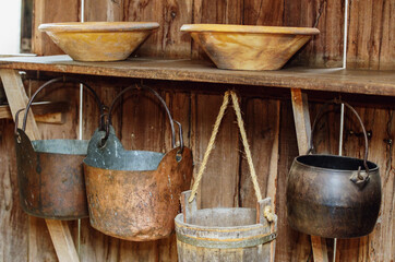 Estante com utens&iacute;lios de cozinha