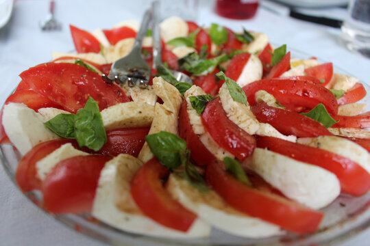 Tomatensalat mit Basilikum, Mozzarella, Oliven&ouml;l, Aceta Balsamico