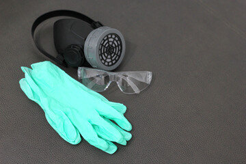 mascara de respirar, guantes y lentes de protección, equipo de protección personal 