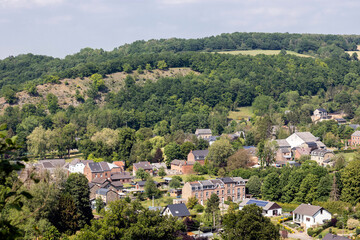Fototapeta premium Des habitations au creux de la vallée