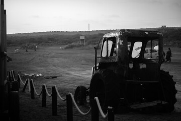Tractor destruido por el tiempo