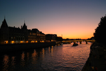 Fototapeta premium Twilight over the Seine River