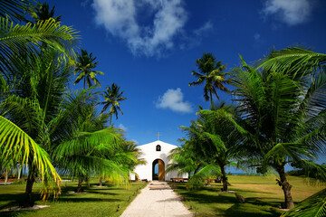 Fototapeta na wymiar Capela no meio das palmeiras na praia em São Miguel dos Milagres, Alagoas.