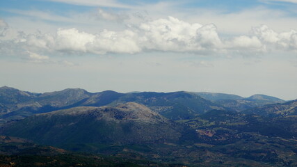 Fototapeta premium cielo nubes y montañas2