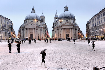 Italy, Rome,People square - Feb 11th 2012: Unusual weather, snowing in Rome. - obrazy, fototapety, plakaty