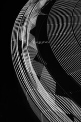 Una larga exposición de una noria en blanco y negro que forma esta figura abstracta