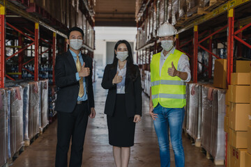 Obraz na płótnie Canvas business people with face mask have business talk in factory warehouse