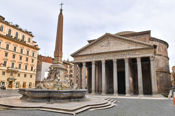 Fototapeta na wymiar Rome May 1st 2020: Pantheon square deserted. few pedestrians due to lockdown 