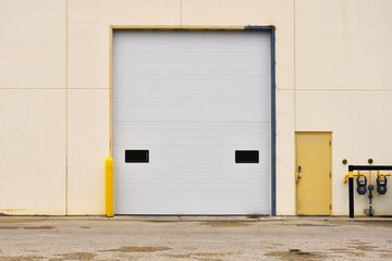 Obraz na płótnie Canvas An image of a large industrial overhead door with windows. 