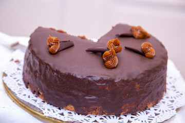 
chocolota cake with vanilla, strawberry and cre on event table