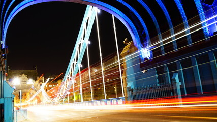 Fototapeta na wymiar Eine Lichtspur Langzeitbelichtung in der Nacht auf der Tower Bridge in London