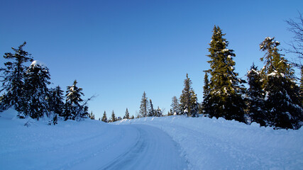 Strasse im Schnee, Lappland Schweden