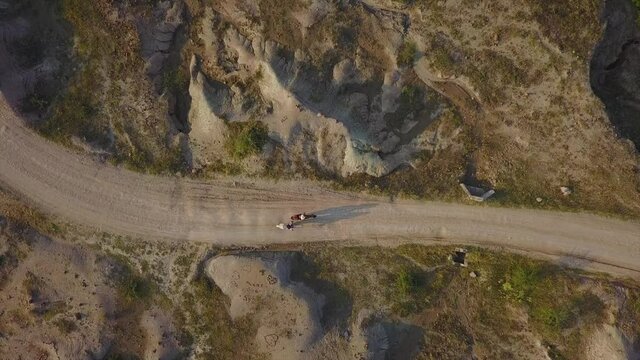Personas montando en caballo por una carretera rural drone