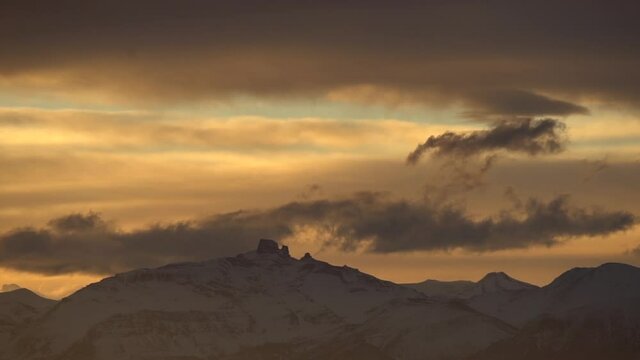Timelapse atardecer con nubes sobre las monta&ntilde;as nevadas en la Patagonia