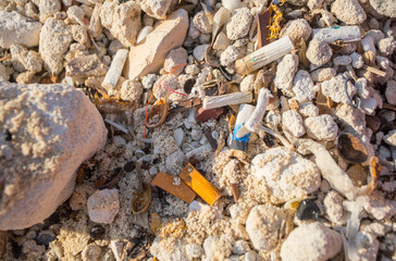 cigarillos en arena de playa 