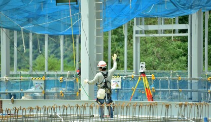 工場建設・働く男性
