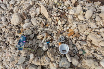 restos de basura en playa