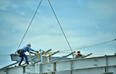 工場建設・働く男性