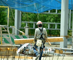 工場建設・働く男性