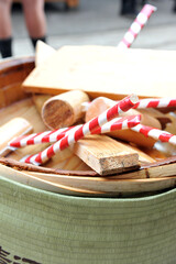 酒樽の蓋を木槌で割って開封する鏡開き