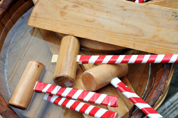 酒樽の蓋を木槌で割って開封する鏡開き