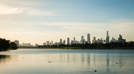Obraz premium Panoramic view of Melbourne city from Albert Park on a sunny day