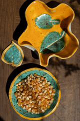 Ziarna kukurydzy talerzyk ceramika pomarańczowy i turkusowy - obrazy, fototapety, plakaty