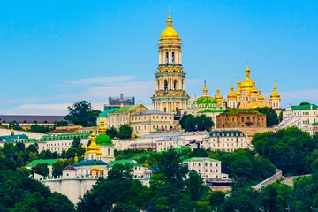 Zelfklevend Fotobehang Kiev Uitzicht op gebouwen van de Kiev Pechersk Lavra en de grote klokkentoren vanaf de linkeroever van de rivier de Dnjepr in Kiev, Oekraïne