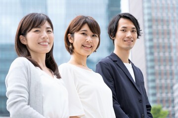 ビルバック　オフィスカジュアルの恰好をしたビジネスマン3人のポートレート