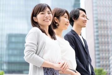 ビルバック　オフィスカジュアルの恰好をしたビジネスマン3人のポートレート