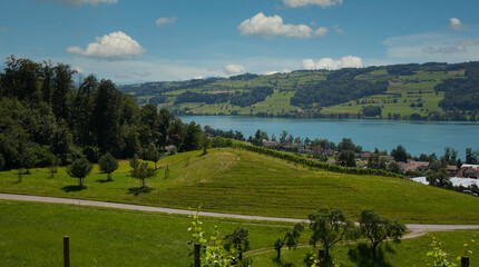 Blick vom Schloss Heidegg auf den Baldeggersee in der Schweiz