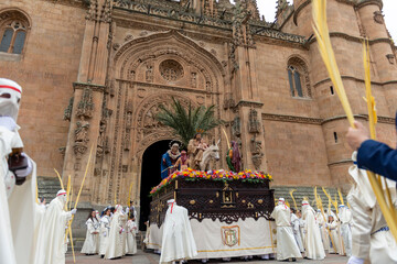 ENTRADA PUERTA CATEDRAL NUEVA SALAMANCA DE LA PROCESIÓN DE LA BORRIQUILLA DOMINGO DE RAMOS 2019 