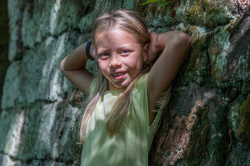 Porträt eines jungen, hübschen, manchmal nachdenklich oder frechen Mädchens.