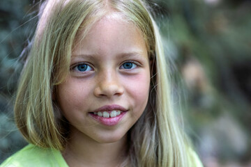 Porträt eines jungen, hübschen, manchmal nachdenklich oder frechen Mädchens.