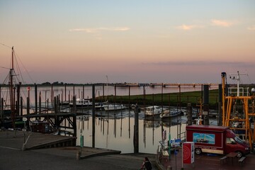 Ditzum Hafen im Abendlicht