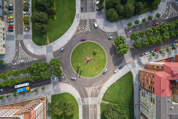 Calles y glorieta desde punto de vista aéreo ajardinadas.