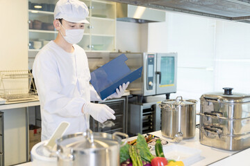 男性調理師　給食センター　厨房