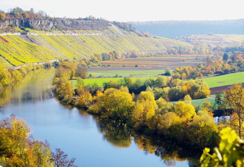 Süddeutsche Landschaft im Herbst mit Fluß und Weinberg