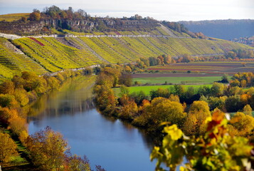 Süddeutsche Landschaft im Herbst mit Fluß und Weinberg
