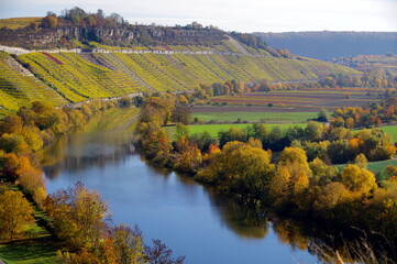 Fototapeta na wymiar Süddeutsche Landschaft im Herbst mit Fluß und Weinberg