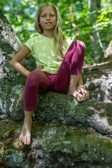 Mädchen beim unbeschwerten Sport und turnerischer Bewegen, wie Akrobatik in der Freizeit, im Wald...