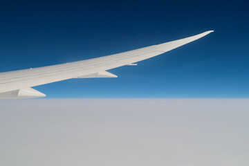 Fototapeta na wymiar 飛行機で旅行　青空を飛ぶ