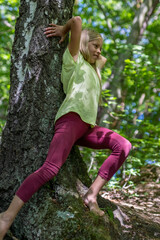 Mädchen beim unbeschwerten Sport und turnerischer Bewegen, wie Akrobatik in der Freizeit, im Wald...