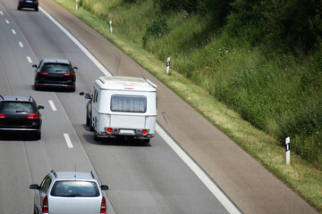 Fototapeta na wymiar Wohnwagengespann auf der Autobahn
