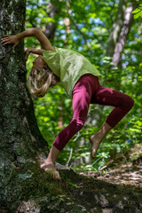 Mädchen beim unbeschwerten Sport und turnerischer Bewegen, wie Akrobatik in der Freizeit, im Wald...