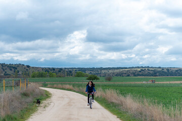NI&Ntilde;A MONTANDO EN BICI PUEBLO DE CASTILLA SALAMANCA