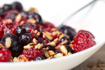Muesli mit Himbeeren und Blaubeeren